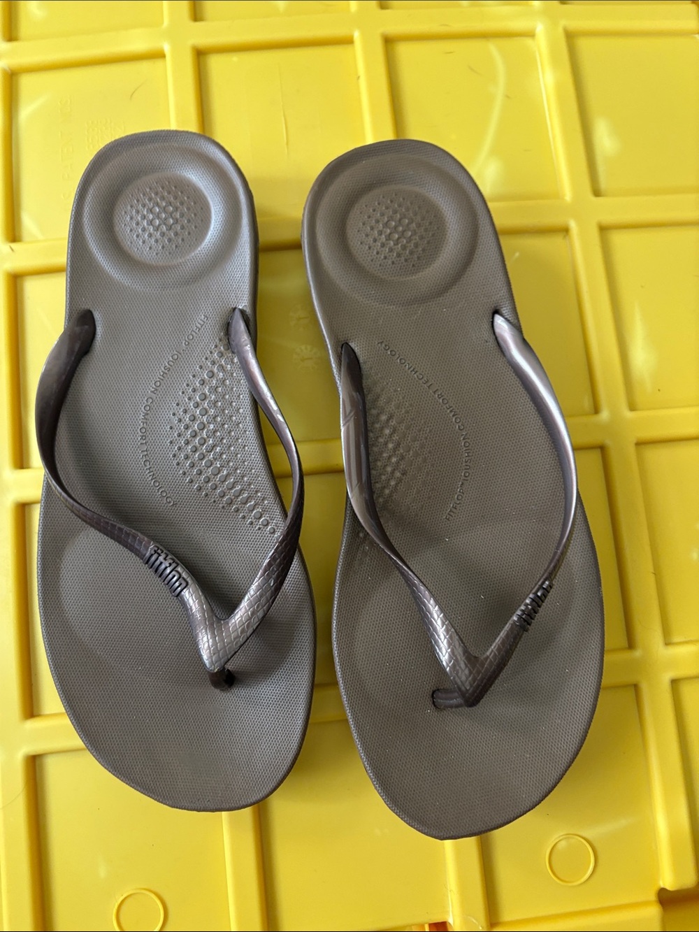 FitFlop Women's Bronze Metallic Thong Sandals